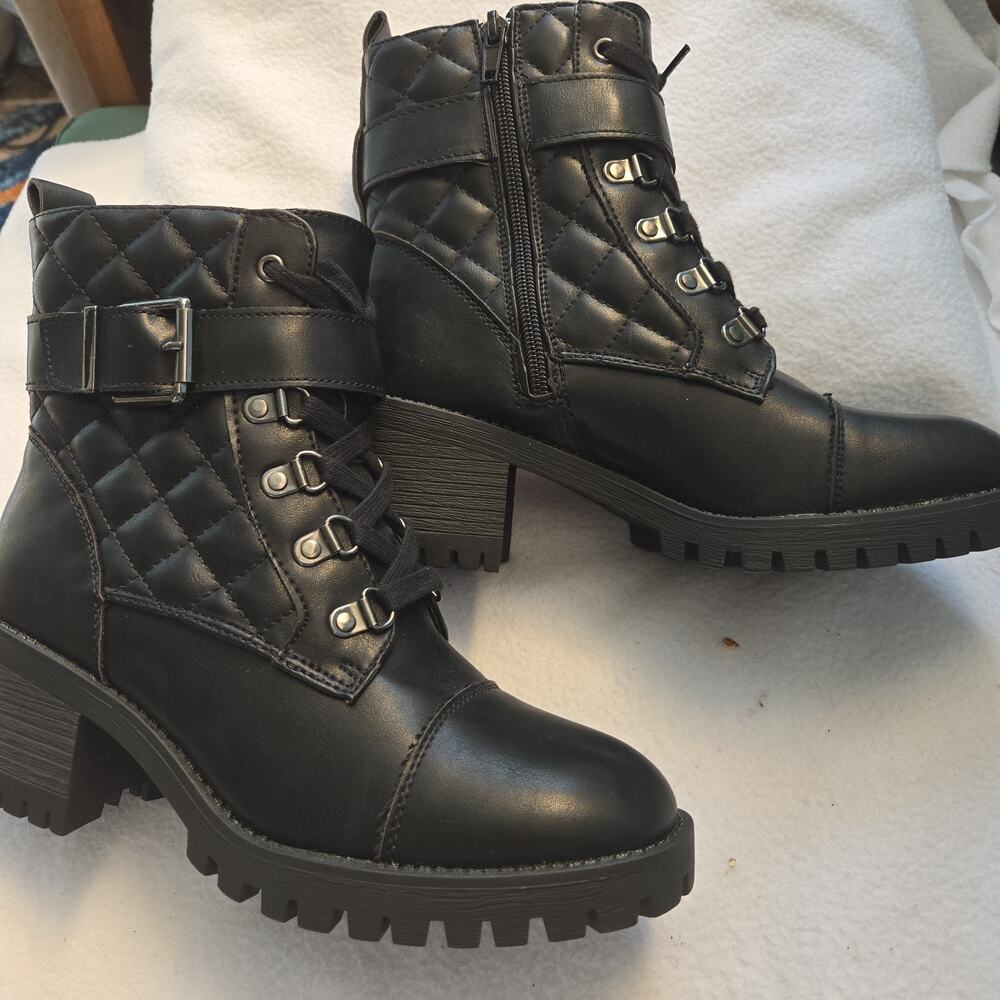 Steve Madden Platform Combat Style Boots W/ Side Zip, Black, Size 7.5M